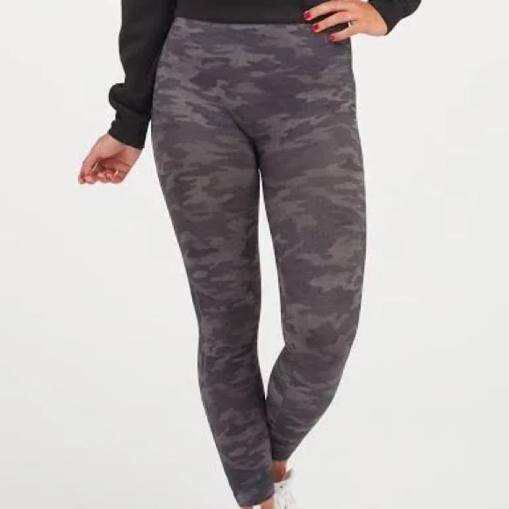 NWT SPANX Look at Me Now Seamless Camo Leggings Size: small (2-4)